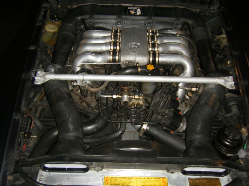 porsche 928 cuir refait -moteur 008.JPG
