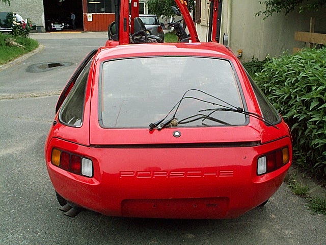 Porsche 928 rouge serie 1 013.jpg